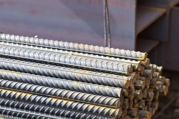 Takviye çubukları paketlerine periyodik bir profille metal ürünler depoda saklanır