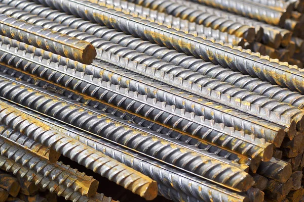 Takviye çubukları paketlerine periyodik bir profille metal ürünler depoda saklanır