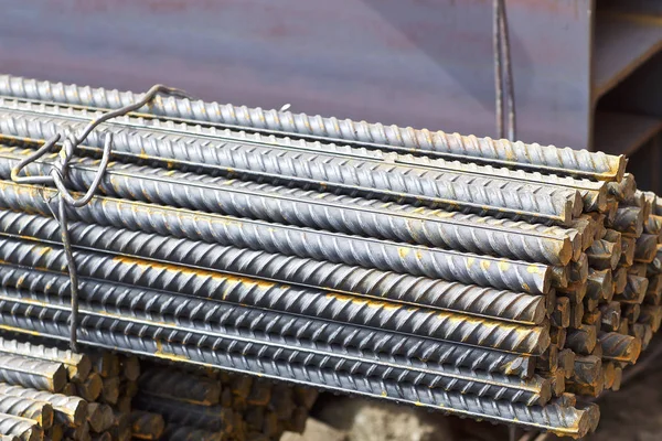 Takviye çubukları paketlerine periyodik bir profille metal ürünler depoda saklanır