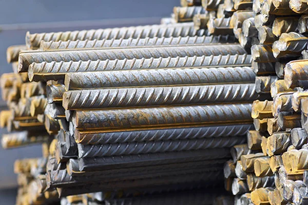 Takviye çubukları paketlerine periyodik bir profille metal ürünler depoda saklanır