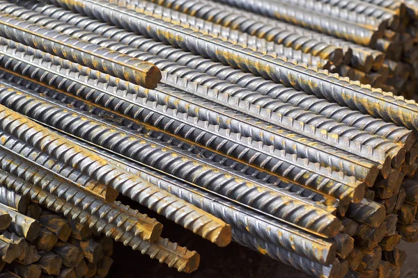 Takviye çubukları paketlerine periyodik bir profille metal ürünler depoda saklanır