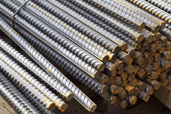 Takviye çubukları paketlerine periyodik bir profille metal ürünler depoda saklanır