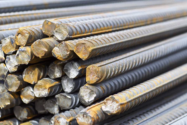 Takviye çubukları paketlerine periyodik bir profille metal ürünler depoda saklanır