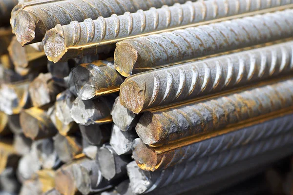 Takviye çubukları paketlerine periyodik bir profille metal ürünler depoda saklanır