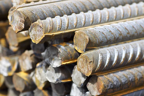 Takviye çubukları paketlerine periyodik bir profille metal ürünler depoda saklanır