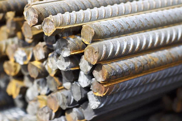 Takviye çubukları paketlerine periyodik bir profille metal ürünler depoda saklanır