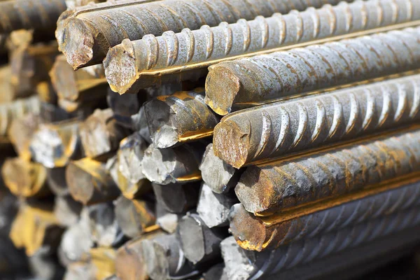 Takviye çubukları paketlerine periyodik bir profille metal ürünler depoda saklanır