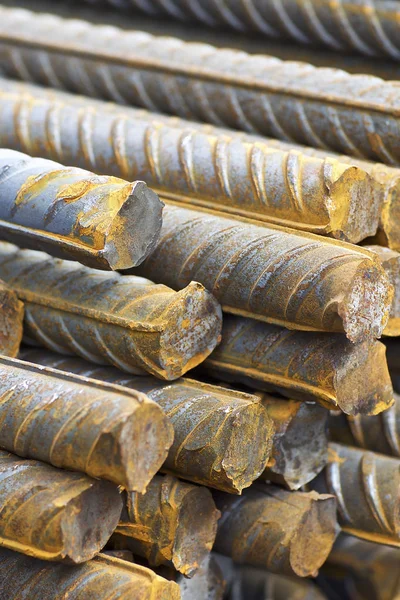 Takviye çubukları paketlerine periyodik bir profille metal ürünler depoda saklanır