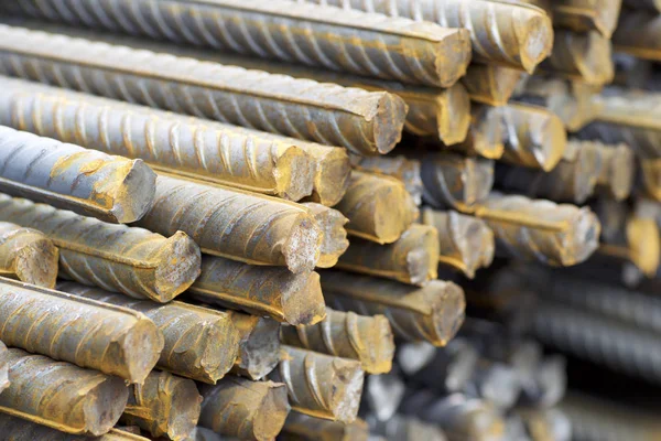 Takviye çubukları paketlerine periyodik bir profille metal ürünler depoda saklanır