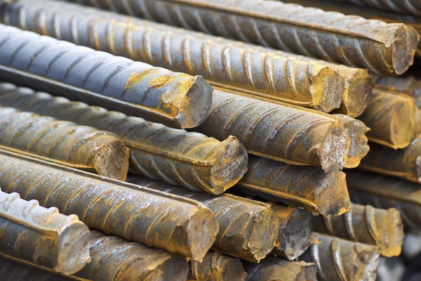 Takviye çubukları paketlerine periyodik bir profille metal ürünler depoda saklanır