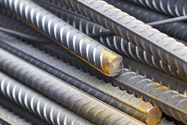 Takviye çubukları paketlerine periyodik bir profille metal ürünler depoda saklanır