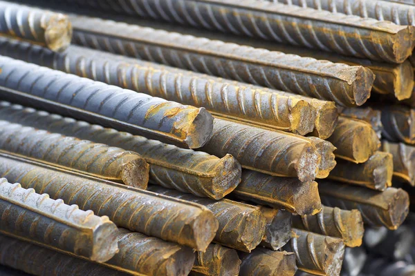 Takviye çubukları paketlerine periyodik bir profille metal ürünler depoda saklanır