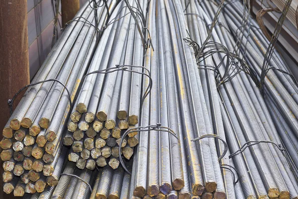 Takviye çubukları paketlerine periyodik bir profille metal ürünler depoda saklanır