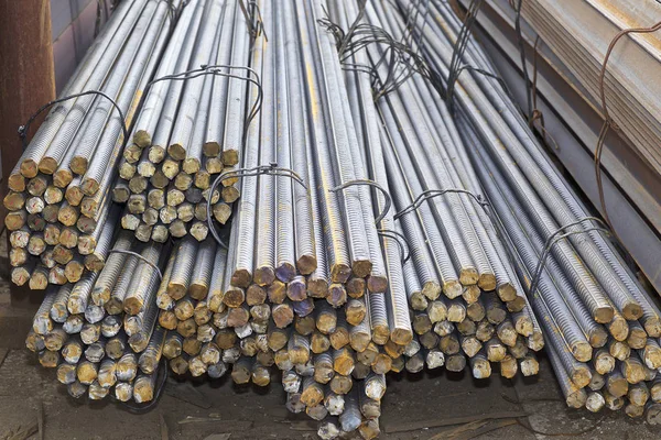 Takviye çubukları paketlerine periyodik bir profille metal ürünler depoda saklanır