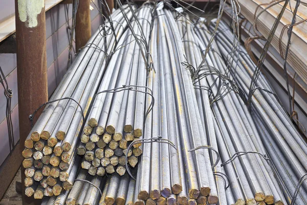 Takviye çubukları paketlerine periyodik bir profille metal ürünler depoda saklanır