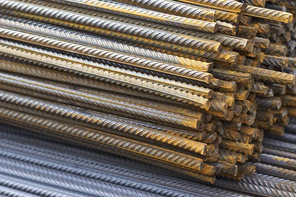 Takviye çubukları paketlerine periyodik bir profille metal ürünler depoda saklanır