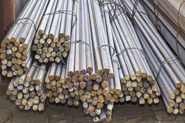 Takviye çubukları paketlerine periyodik bir profille metal ürünler depoda saklanır