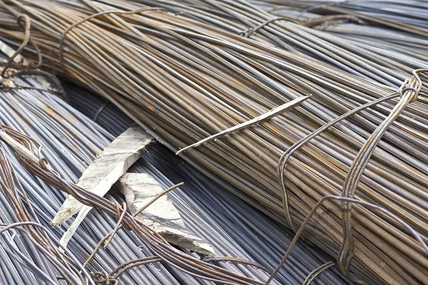 Takviye çubukları paketlerine periyodik bir profille metal ürünler depoda saklanır