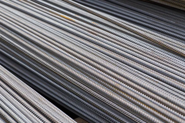 Takviye çubukları paketlerine periyodik bir profille metal ürünler depoda saklanır