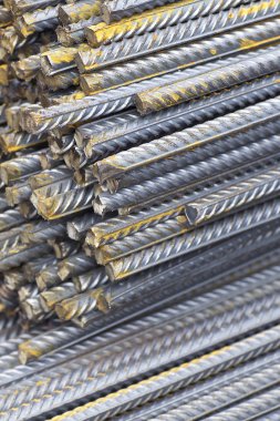 Takviye çubukları paketlerine periyodik bir profille metal ürünler depoda saklanır