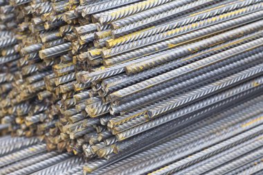 Takviye çubukları paketlerine periyodik bir profille metal ürünler depoda saklanır