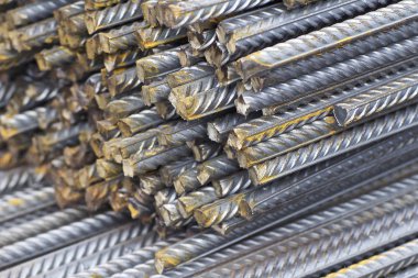 Takviye çubukları paketlerine periyodik bir profille metal ürünler depoda saklanır