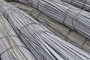 Takviye çubukları paketlerine periyodik bir profille metal ürünler depoda saklanır