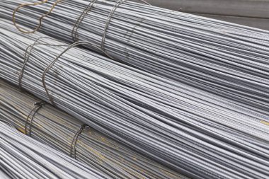 Takviye çubukları paketlerine periyodik bir profille metal ürünler depoda saklanır