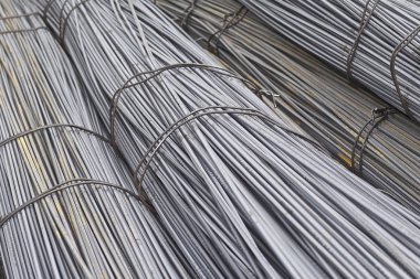 Takviye çubukları paketlerine periyodik bir profille metal ürünler depoda saklanır