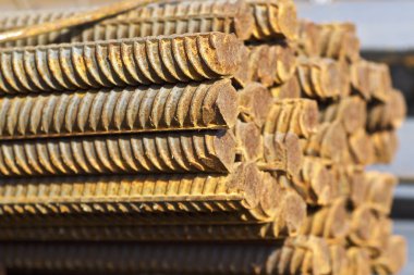 Takviye çubukları paketlerine periyodik bir profille metal ürünler depoda saklanır