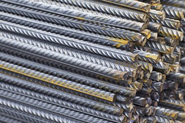 Takviye çubukları paketlerine periyodik bir profille metal ürünler depoda saklanır