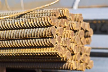 Takviye çubukları paketlerine periyodik bir profille metal ürünler depoda saklanır