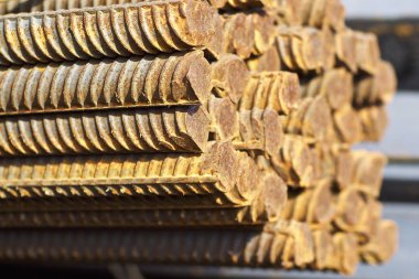 Takviye çubukları paketlerine periyodik bir profille metal ürünler depoda saklanır