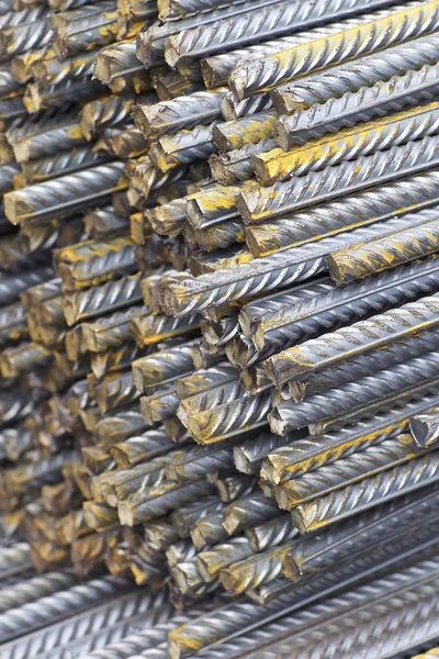 Takviye çubukları paketlerine periyodik bir profille metal ürünler depoda saklanır