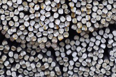 Metal ürünlerin depodaki paketlerine yuvarlak bölümünün metal profil