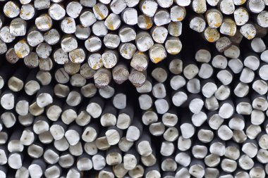 Metal ürünlerin depodaki paketlerine yuvarlak bölümünün metal profil