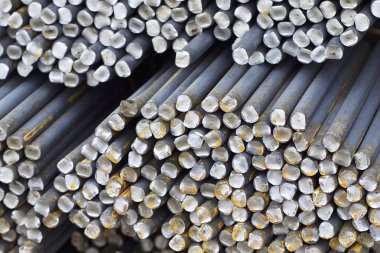 Metal ürünlerin depodaki paketlerine yuvarlak bölümünün metal profil