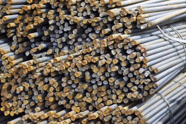 Metal ürünlerin depodaki paketlerine yuvarlak bölümünün metal profil