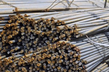 Metal ürünlerin depodaki paketlerine yuvarlak bölümünün metal profil