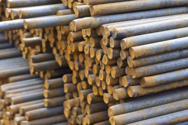 Metal ürünlerin depodaki paketlerine yuvarlak bölümünün metal profil