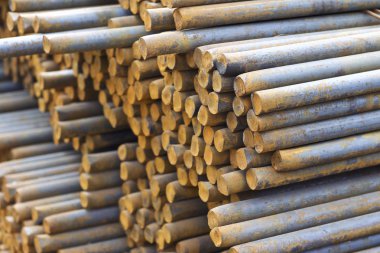 Metal ürünlerin depodaki paketlerine yuvarlak bölümünün metal profil