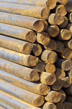 Metal ürünlerin depodaki paketlerine yuvarlak bölümünün metal profil