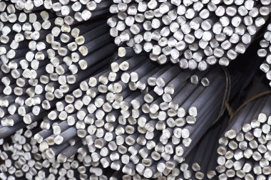 Metal ürünlerin depodaki paketlerine yuvarlak bölümünün metal profil