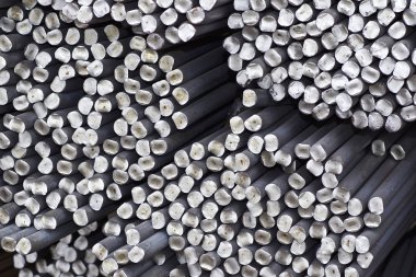 Metal ürünlerin depodaki paketlerine yuvarlak bölümünün metal profil