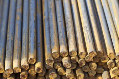 Metal ürünlerin depodaki paketlerine yuvarlak bölümünün metal profil