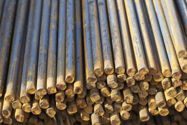 Metal ürünlerin depodaki paketlerine yuvarlak bölümünün metal profil