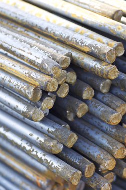 Metal ürünlerin depodaki paketlerine yuvarlak bölümünün metal profil