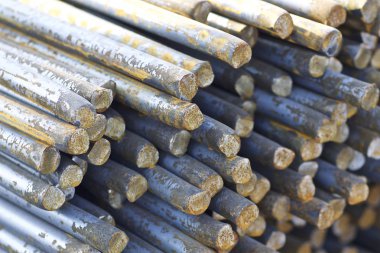 Metal ürünlerin depodaki paketlerine yuvarlak bölümünün metal profil