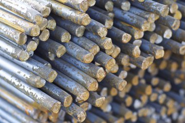 Metal ürünlerin depodaki paketlerine yuvarlak bölümünün metal profil