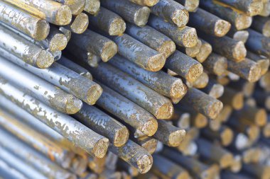 Metal ürünlerin depodaki paketlerine yuvarlak bölümünün metal profil